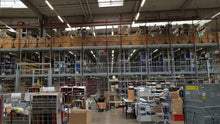 Laden Sie das Bild in den Galerie-Viewer, Mehrgeschossige Fachbodenregalanlage mit vorgelagerter Bühnenanlage von SSI Schäfer DLK GmbH