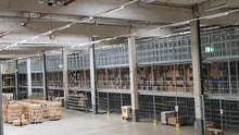 Laden Sie das Bild in den Galerie-Viewer, Mehrgeschossige Fachbodenregalanlage mit vorgelagerter Bühnenanlage von SSI Schäfer DLK GmbH