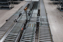 Laden Sie das Bild in den Galerie-Viewer, Angetriebene Rollenbahnen mit Rollenbahnkurven, Ausschleuser, Einschleuser, Steuerungstechnik DLK GmbH