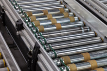 Laden Sie das Bild in den Galerie-Viewer, Angetriebene Rollenbahnen mit Rollenbahnkurven, Ausschleuser, Einschleuser, Steuerungstechnik DLK GmbH