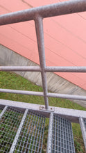 Laden Sie das Bild in den Galerie-Viewer, Gebrauchte feuerverzinkte Außentreppe/Fluchttreppe mit Zwischenpodest DLK Online-Shop für Lagerlogistik, Fördertechnik und Lagerbühnen